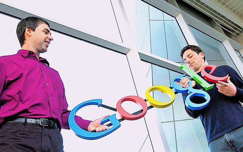 Larry Page i Siergiej Brin (Google) przed siedzibą firmy w Mountain View, Kalifornia