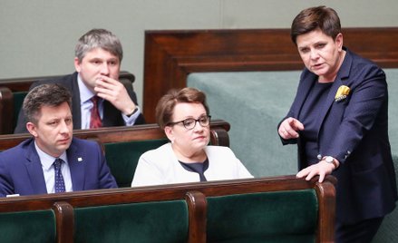 Michał Dworczyk (na zdjęciu z Anną Zalewską i Beatą Szydło) przedstawiał w Sejmie założenia noweliza