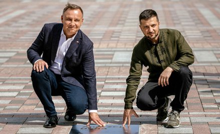 Andrzej Duda i Wołodymyr Zełenski w Alei Odwagi w Kijowie