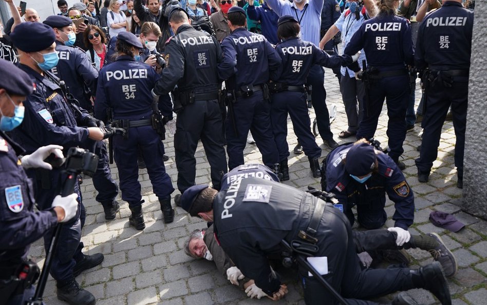 Część Austriaków ma dość ograniczeń. Protest w Wiedniu