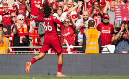 Trent Alexander-Arnold (Liverpool) cieszy się ze zdobytej bramki