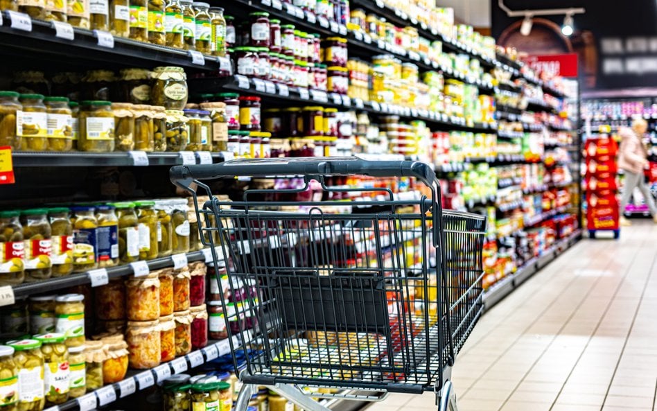 Spółki handlowe są w tym roku na ogół słabsze od benczmarków. Hossę napędzają przede wszystkim banki