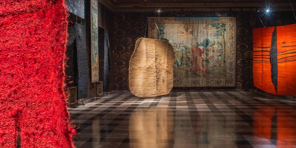 Arrasy i abakany na Wawelu. A także inne współczesne dzieła w królewskich komnatach