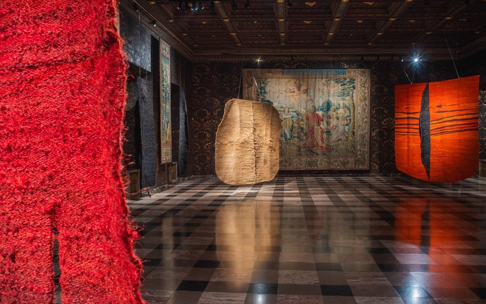 Abakany i arrasy w Sali Senatorskiej Zamku Królewskiego na Wawelu