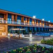 W oddalonym od Warszawy o 70 km hotelu BoniFaCio sale konferencyjne w piątek zamieniają się sale zab