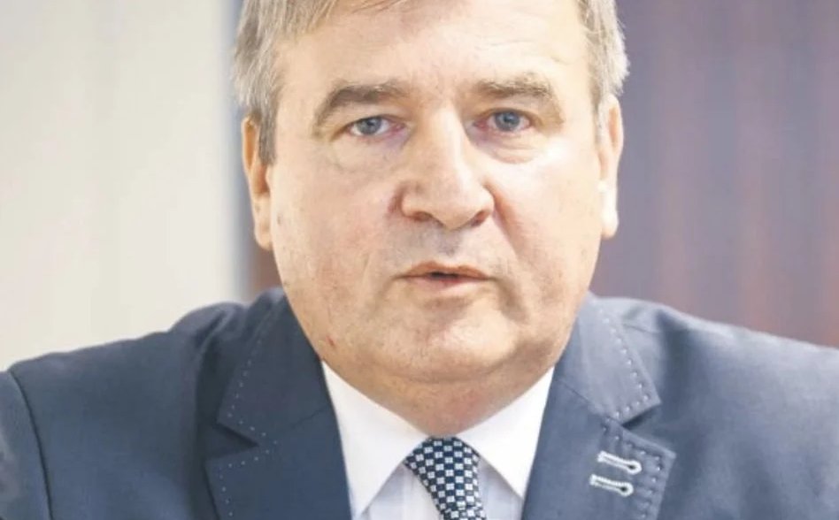 Dr. Krzysztof Winiarski, NSA justice  with award for jurisprudence