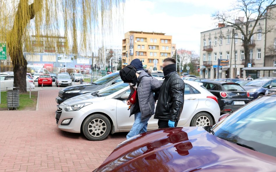 Doprowadzenie 27-letniego ojczyma skatowanego dziecka na przesłuchanie do Prokuratury Okręgowej w Cz