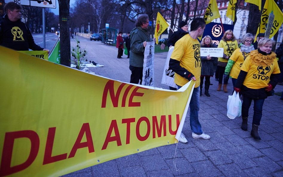 Przeciwnicy budowy polskiej elektrowni jądrowej na demonstracji w Sopocie