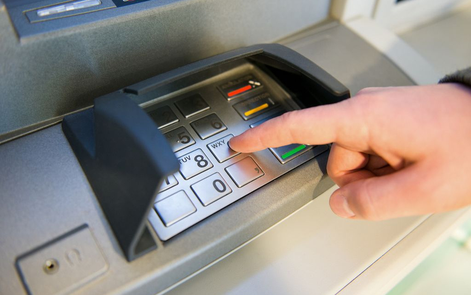 Bójki przed bankomatem. Wypłacał 100 zamiast 10 dolarów