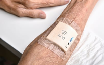 Opatrunek wyposażony w sensory kontrolujące proces gojenia ran i łączący się za pośrednictwem aplika