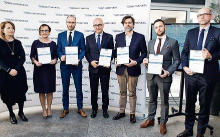 Prof. Elżbieta Chojna -Duch, przewodnicząca kapituły (od lewej) z wyróżnionymi za wygrane przed sąda