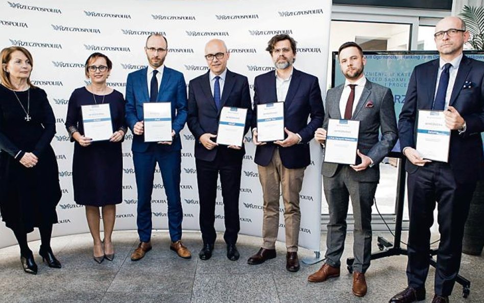 Prof. Elżbieta Chojna -Duch, przewodnicząca kapituły (od lewej) z wyróżnionymi za wygrane przed sąda