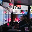 Technik genomiki Kei Chloe Tan odnotowuje obserwacje poczynione w toni wodnej