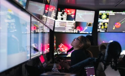 Technik genomiki Kei Chloe Tan odnotowuje obserwacje poczynione w toni wodnej