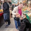 Zakupy na bazarze przy Hali Mirowskiej w Warszawie