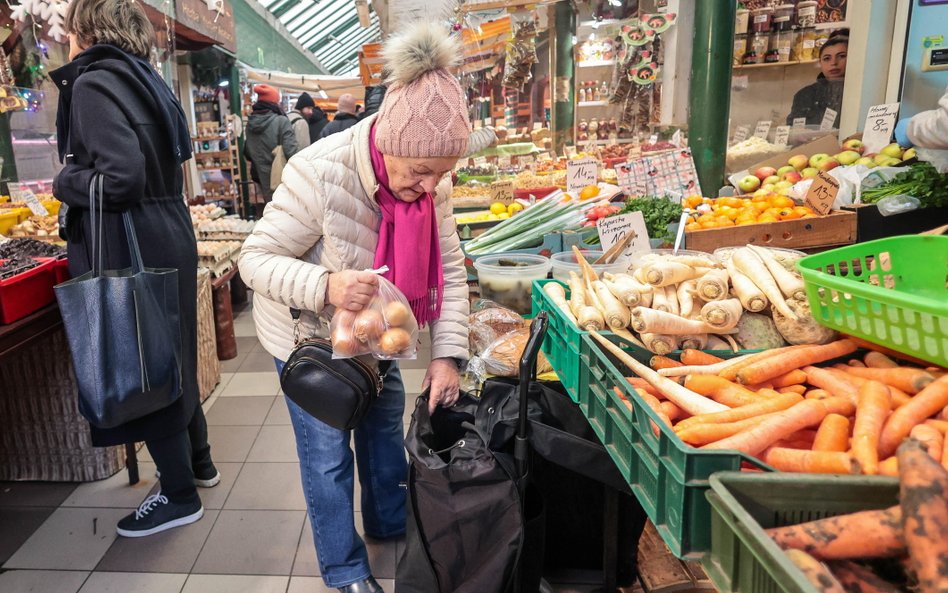 Zakupy na bazarze przy Hali Mirowskiej w Warszawie