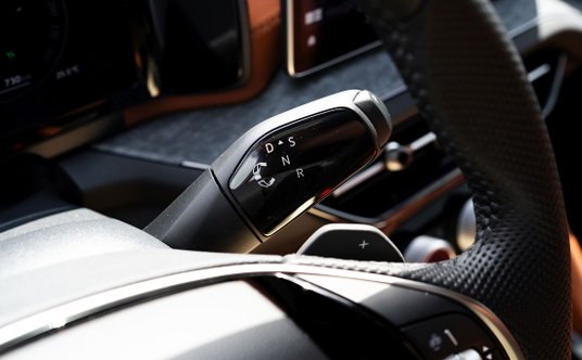 Dźwignia zmiany biegów zabudowana jest na kolumnie kierownicy.