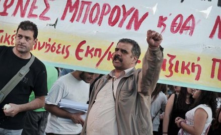 Nauczyciele, których obowiązuje zakaz strajków, demonstrują w imię solidarności przeciwko redukcjom 