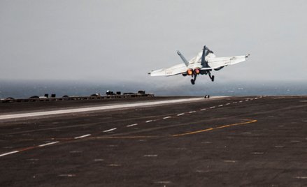 Start myśliwca z pokładu lotniskowca USS Gerald Ford