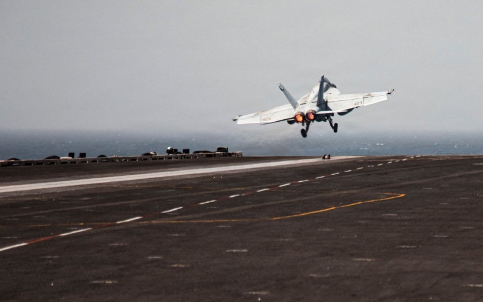 Start myśliwca z pokładu lotniskowca USS Gerald Ford