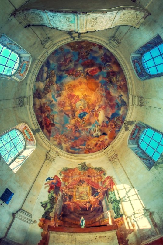 Kaplica św. Jana Nepomucena to jedna z atrakcji Zamku Sarny.