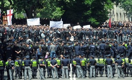 Starcia podczas pierwszej legalnej parady gejów