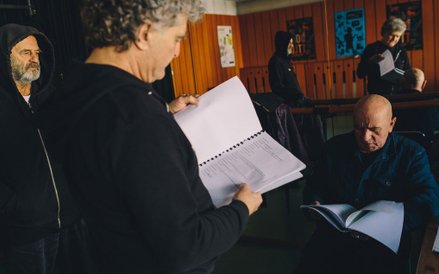 „Policja” Sławomira Mrożka – próba czytana w Teatrze Nowym w Łodzi. W środku (tyłem) reżyser Ryszard