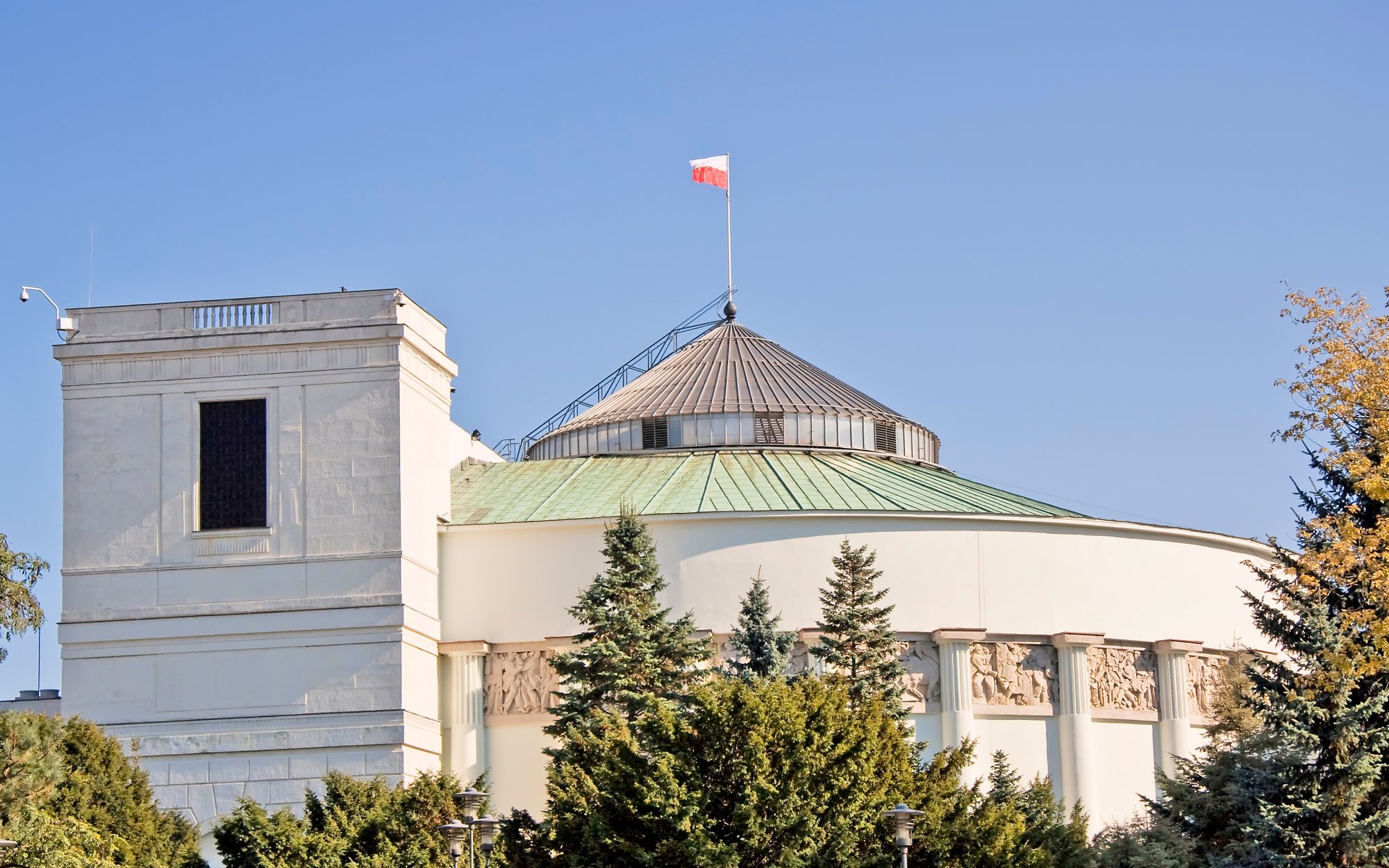 Polacy zmieniają preferencje. KO i PiS ze spadkami poparcia