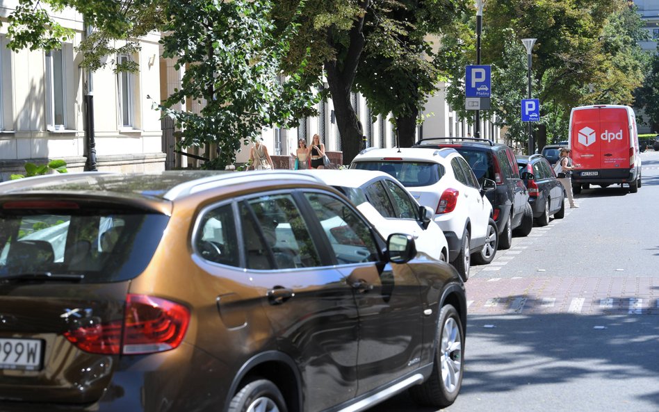 Mandaty za złe parkowanie w górę? Posłowie chcą 15-krotnej podwyżki