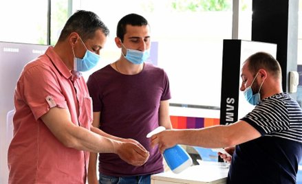 MZ: sklepy mogą wybrać między rękawiczkami a środkami dezynfekcji rąk