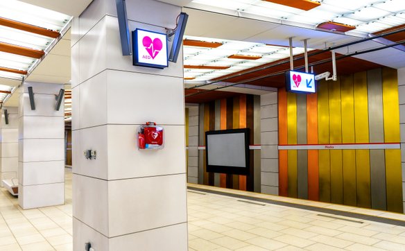 Defibrylatory znajdują się w widocznych miejscach w całej Warszawie, np. w metrze. Na zdjęciu stacji