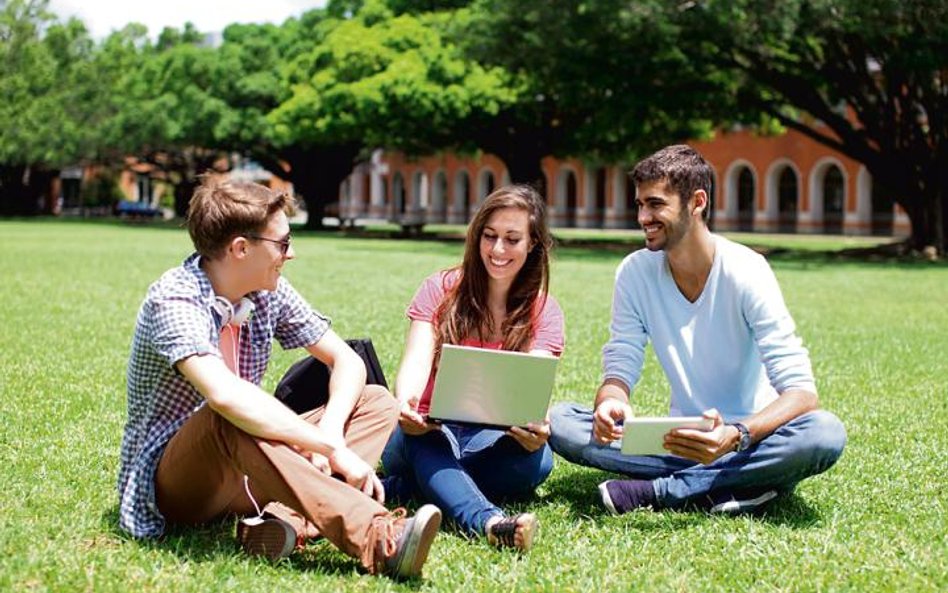 Studentom dodatkowe pieniądze przydają się zarówno w kraju, jak i w czasie nauki za granicą