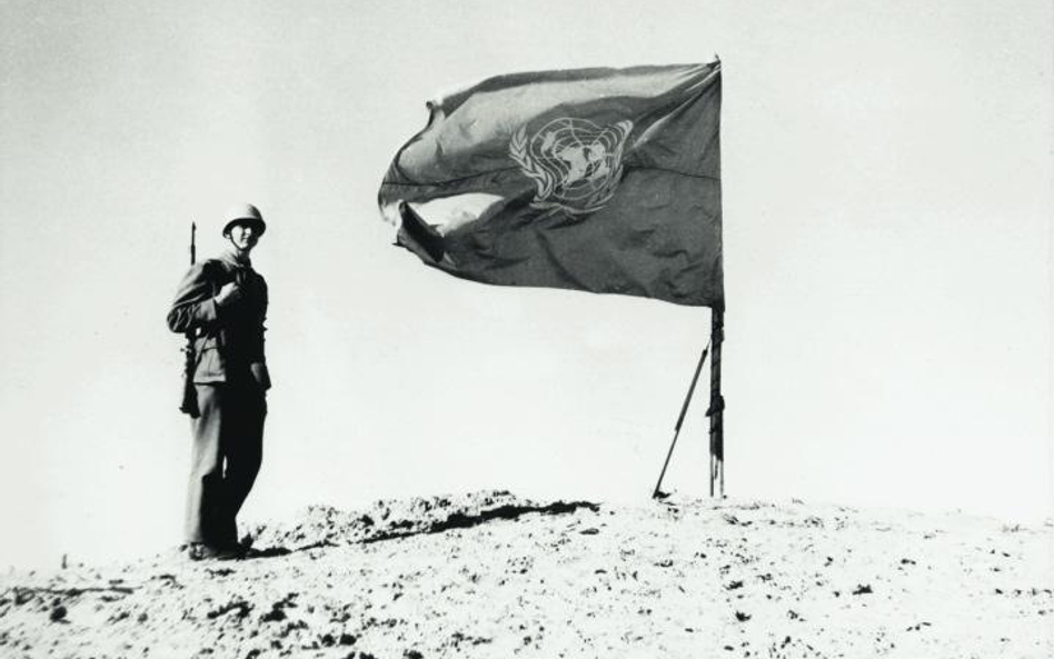 Żołnierz sił rozjemczych przy fladze ONZ na wzgórzu pod Szarm asz-Szajch, 1957 r.