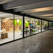 Nowoczesna biblioteka powstała w miejscu, w którym wcześniej była restauracja, galeria i księgarnia.