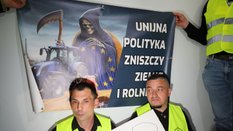 Grupa rolników okupujących Sejm. Protestujący żądają spotkania z premierem Donaldem Tuskiem