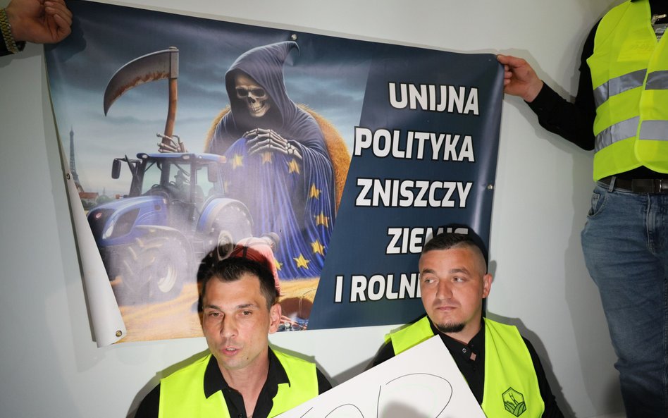 Grupa rolników okupujących Sejm. Protestujący żądają spotkania z premierem Donaldem Tuskiem