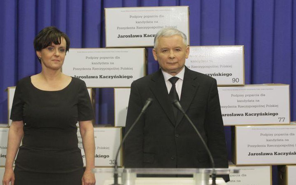 Jarosław Kaczyński wygrał "pierwszy etap wyścigu" - ściganie się na liczbę zebranych popisów