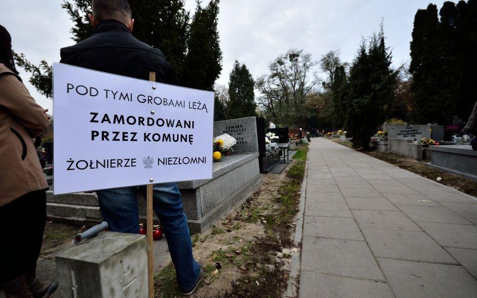 Będą ekshumacje, by pochować ofiary komunizmu