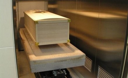 Twórcy wirtualnego krematorium dali się zamknąć w trumnie w prawdziwym krematorium