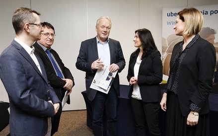 Krzysztof piątek w rozmowie z urzędnikami Ministerstwa Sportu i Turystyki podczas konferencji zorgan