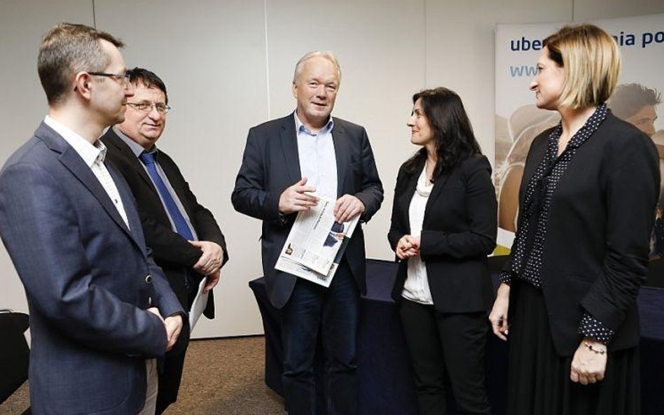 Krzysztof piątek w rozmowie z urzędnikami Ministerstwa Sportu i Turystyki podczas konferencji zorgan