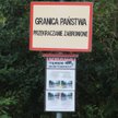 Tablica "Granica Państwa. Przekraczanie zabronione" we wsi Usnarz Górny