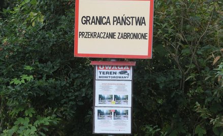 Tablica "Granica Państwa. Przekraczanie zabronione" we wsi Usnarz Górny