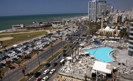 W Tel Awiwie można odpocząć na plaży i można to miasto wykorzystać jako punkt startu do zwiedzania c