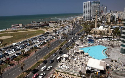 W Tel Awiwie można odpocząć na plaży i można to miasto wykorzystać jako punkt startu do zwiedzania c