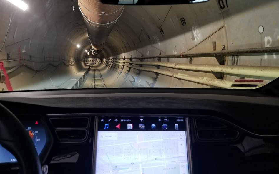 Tesla X w tunelu pod Los Angeles. Musk chwali się nagraniem