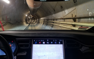 Tesla X w tunelu pod Los Angeles. Musk chwali się nagraniem