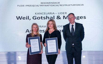 Agnieszka Janicka (w środku) i kancelaria Weil, Gotshal & Magnes - liderzy w dziedzinie fuzje i prze