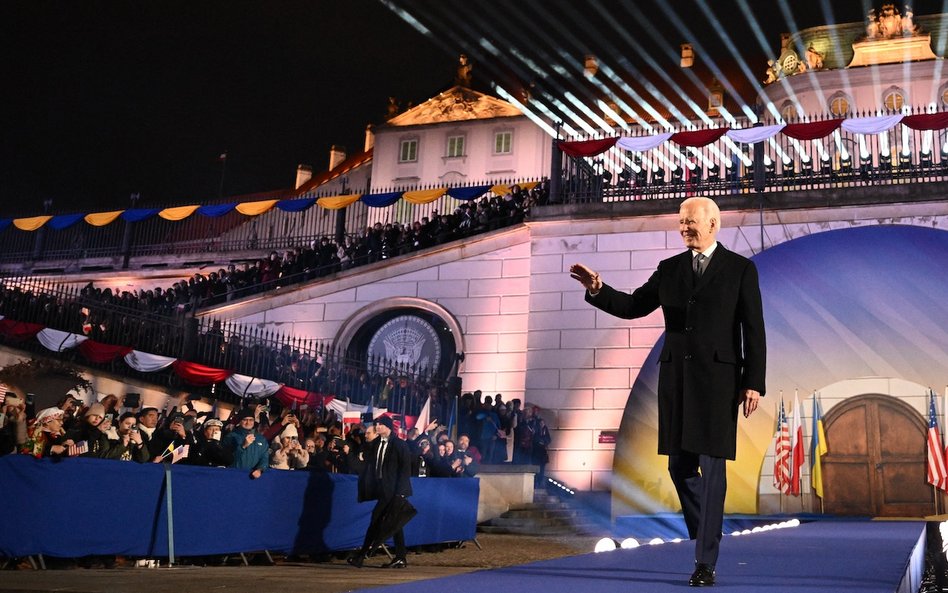 Joe Biden przed swoim wystąpieniem w ogrodach Zamku Królewskiego w Warszawie.