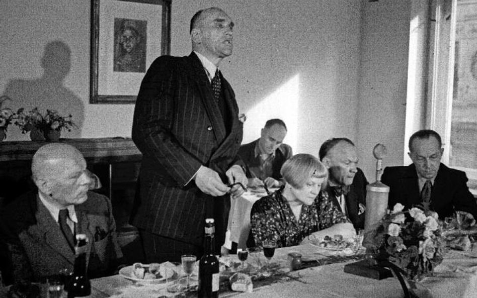Lipiec 1947 r. Jarosław Iwaszkiewicz przemawia podczas wręczenia nagrody pisma „Odrodzenie”. Przy st